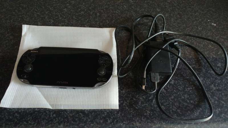Sony PS Vita 3G / Wi-Fi & 9 Original Vita Games