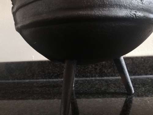3 cast iron potjie pots