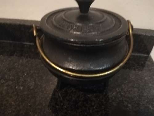 3 cast iron potjie pots