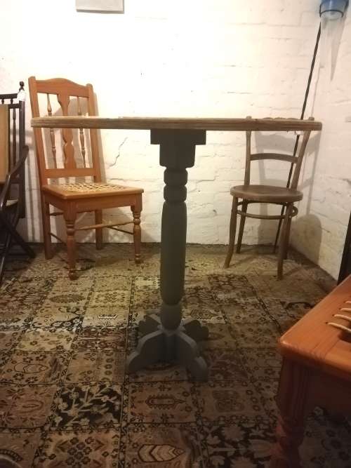 Table and 3x chairs