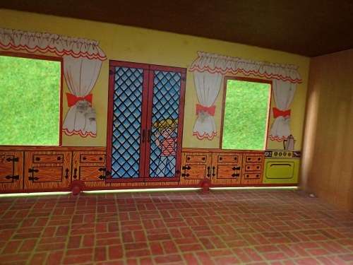Fisher Price 'Little People Tudor Doll House'