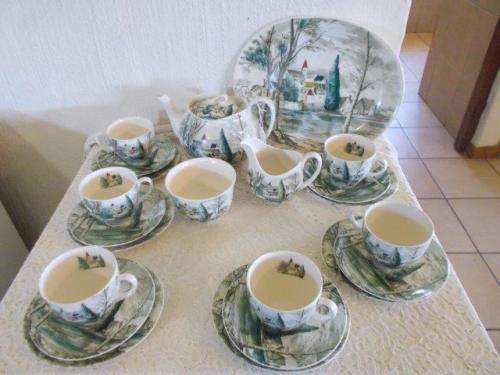 Vintage dream town johnson brothers complete tea set