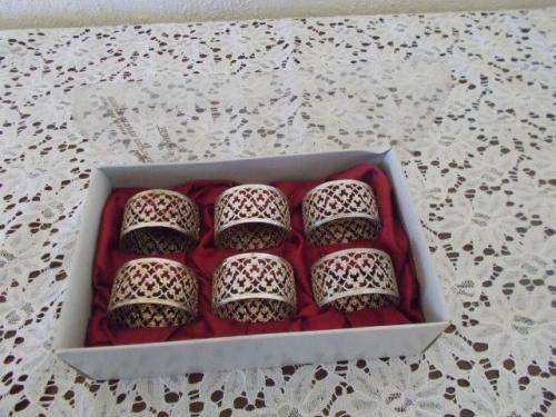 Boxed sliver plated a set of six serviette rings