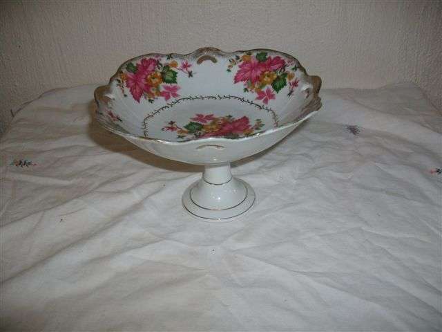Very pretty sweet/ cake stand