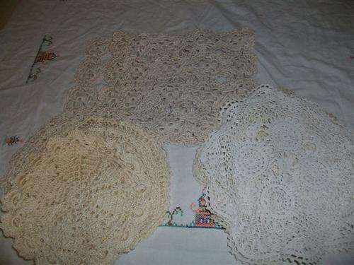 Assorted crochet small dollies etc (lot 001)