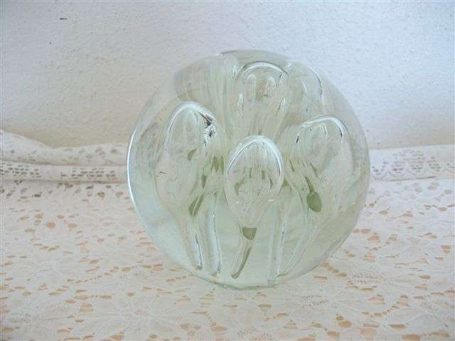 Great large heavy stunning paper weight (weight 1)