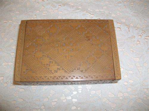 Lovely wooden trinket box (yellow wood..??)