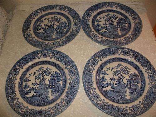Lovely set of four willow pattern dinner plates