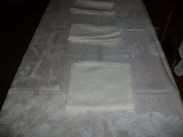 lovely and large white table cloth with macthing place mats/napkins