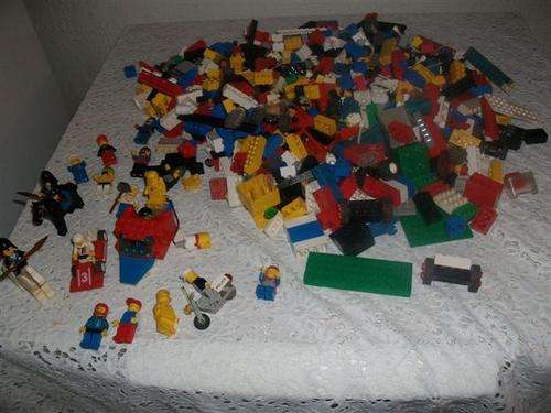 Asstorted lot of vintage...?? lego