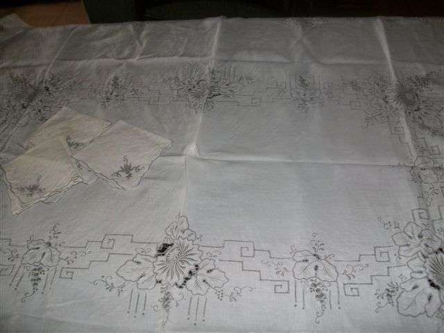 stunning vintage emboriderd table cloth with napkins