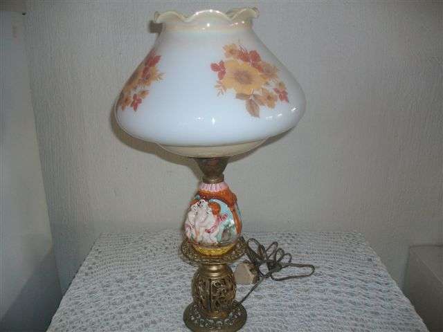 Amazing vintage table lamp capodimonte style in good working order