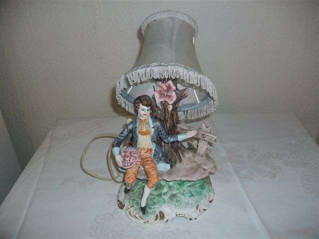 Gorgeous Capodimonte lamp with shade