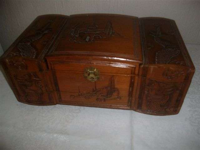 Gorgeous large wooden oriental musical jewellery box