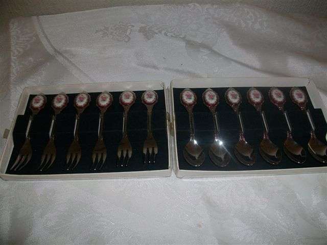 Lovely boxed silver plated tea spoons and forks with pretty flower porcelain tops