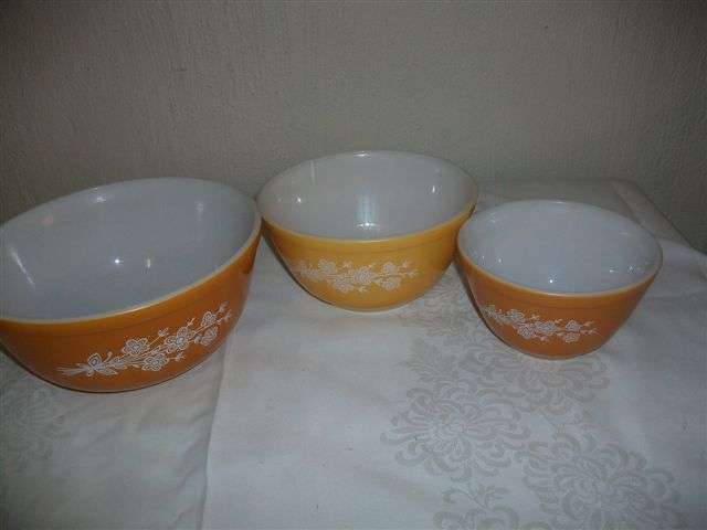 A set of three vintage corning ware pyrex mixing bowls