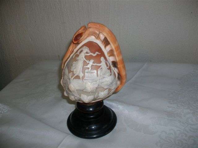 Vintage cameo shell on stand (lot 2)