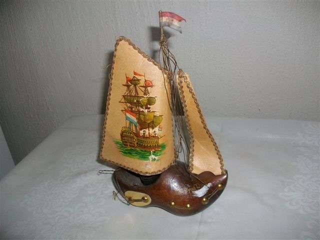 Small wooden dutch style lamp in working order
