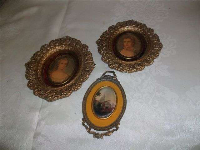 Assorted collection of some vintage frames some are damaged please view