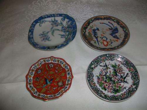 Four assorted lot of small imari style oriental wall plates for the collector