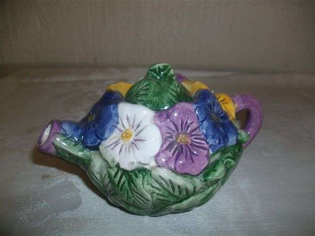 Collectable coss moss flower tea pot