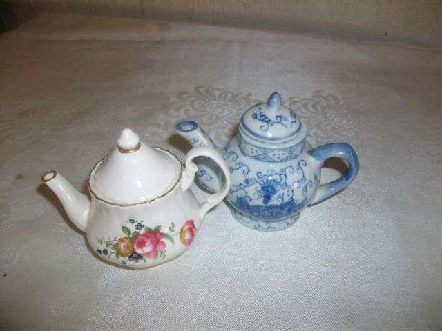 Two small collectable tea pots