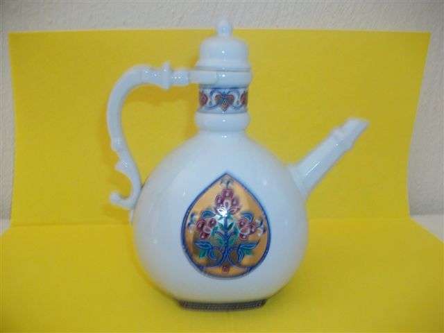 Elizabeth Arden collectable teapot