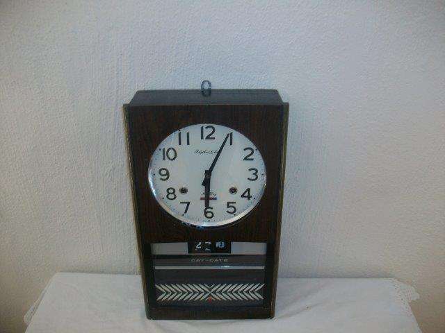 Wind up 30 day vintage rhythm clock - has no pendulum - will be sold as is