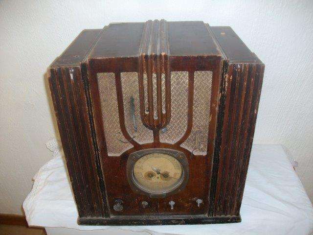 Vintage wooden transatlantic short wave frequency radio