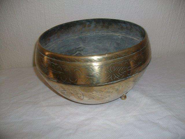 Lovely Chinese brass bowl on feet