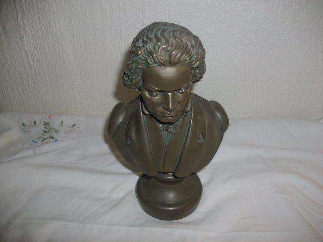 Bigger head model of musician head lot 5