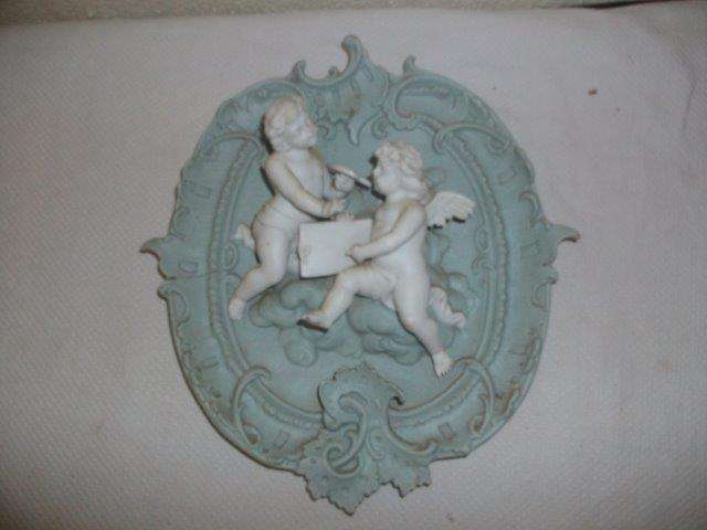 Gorgeous vintage cherub wall hanging - some damage please note - lot 1