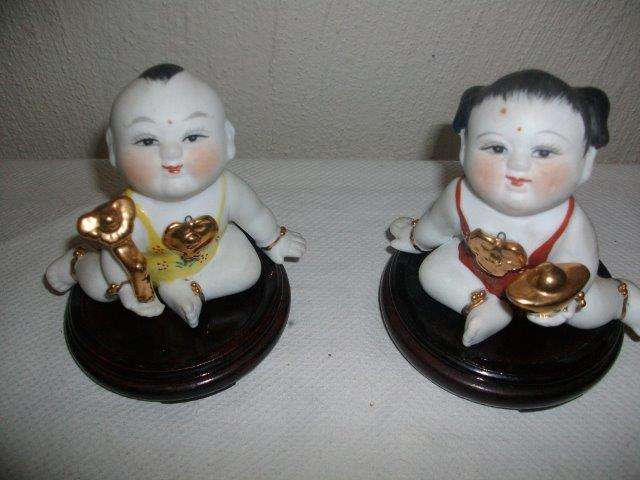 A pair of lovely small oriental figurines on stands