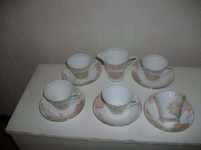 pretty incomplete tea cups set with five cups and milk jug