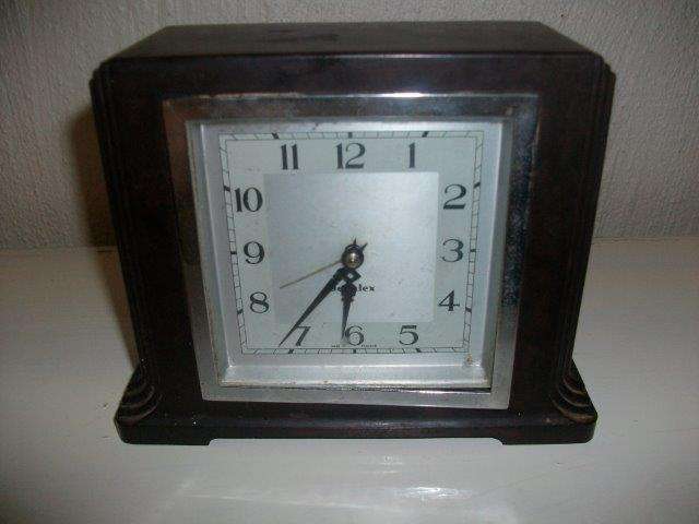 Vintage wooden electrial clock --- not sure if working will be sold as is