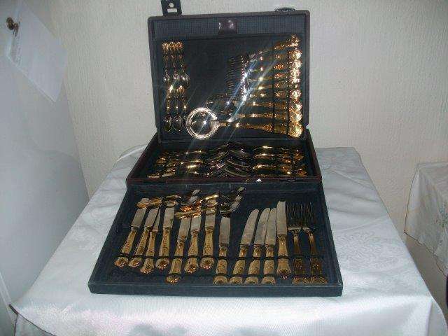 Gorgeous +-50 piece gold plated cutlery set in case kings pattern style