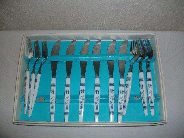 Nice condition stainless steel blue willow pattern knife and fork set