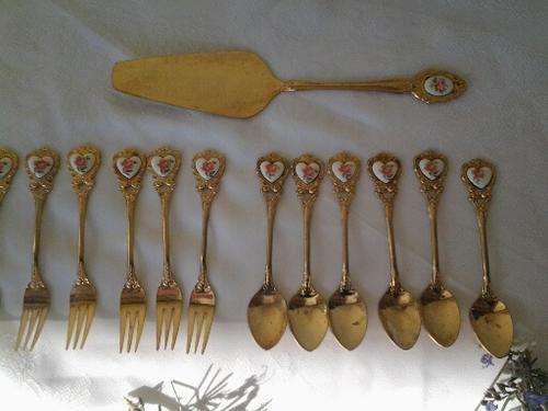 Nice gold plated cake set with cake lifter