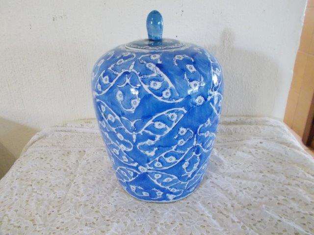 Stunning large oriental blue and white jar vase with lid