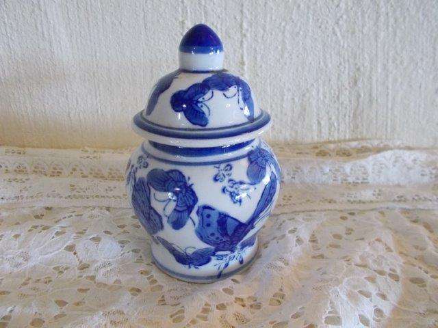 Small blue and white genuine  blue Ming butterfly jar with lid