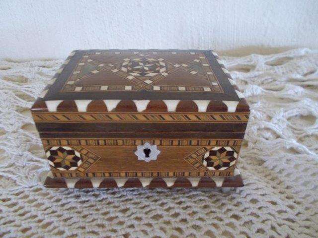 Stunning little wodoen inlayed trinket box