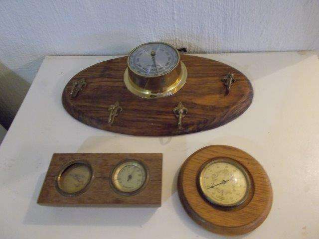 A lot of three thermometers for the collector