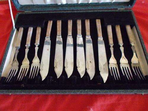 nice cased sliver plated bakerlite handle fish knife and fork set