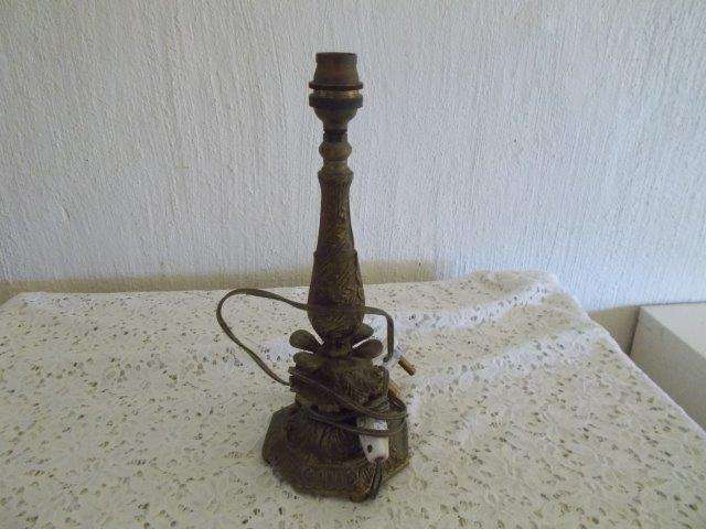 Lovely vintage metal brass looking lamp item in good working order