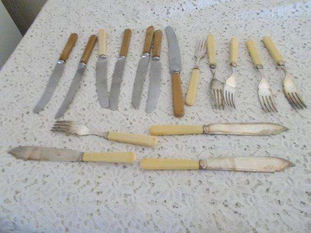 Assorted lot of vintage bone handle and other cutlery items