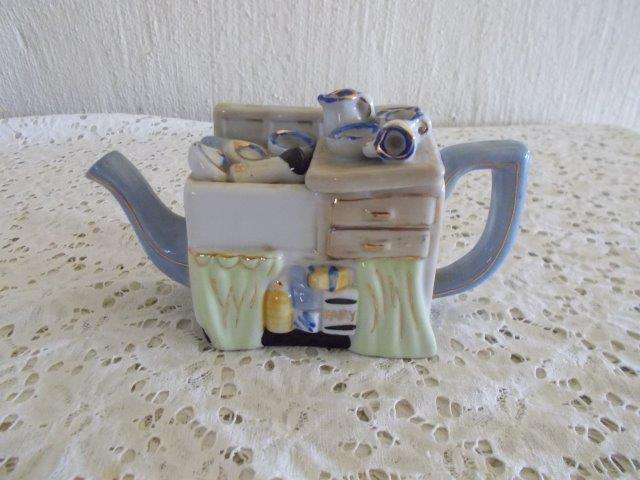 lovely little kitchen style collectors tea pot