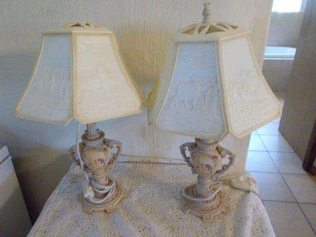 A pair of lovely bed side lamps with shades working order