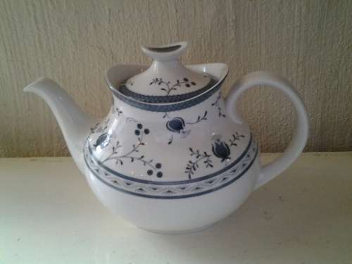 nice royal doulton blue and white cambrige large tea pot