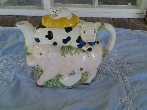 very sweet novelty cow collectors porcelain tea pot