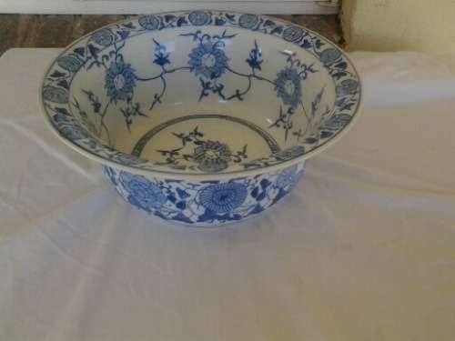 Stunning blue and white oriental singed bowl